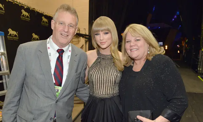 Taylor Swift is very close to both of her parents