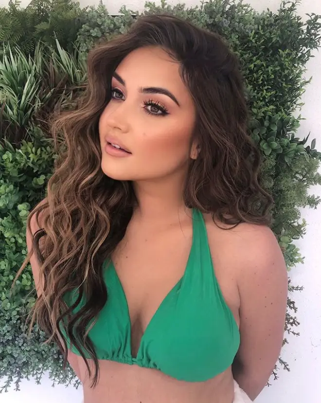 Hours before, Jacqueline rocked her long hair in beachy waves