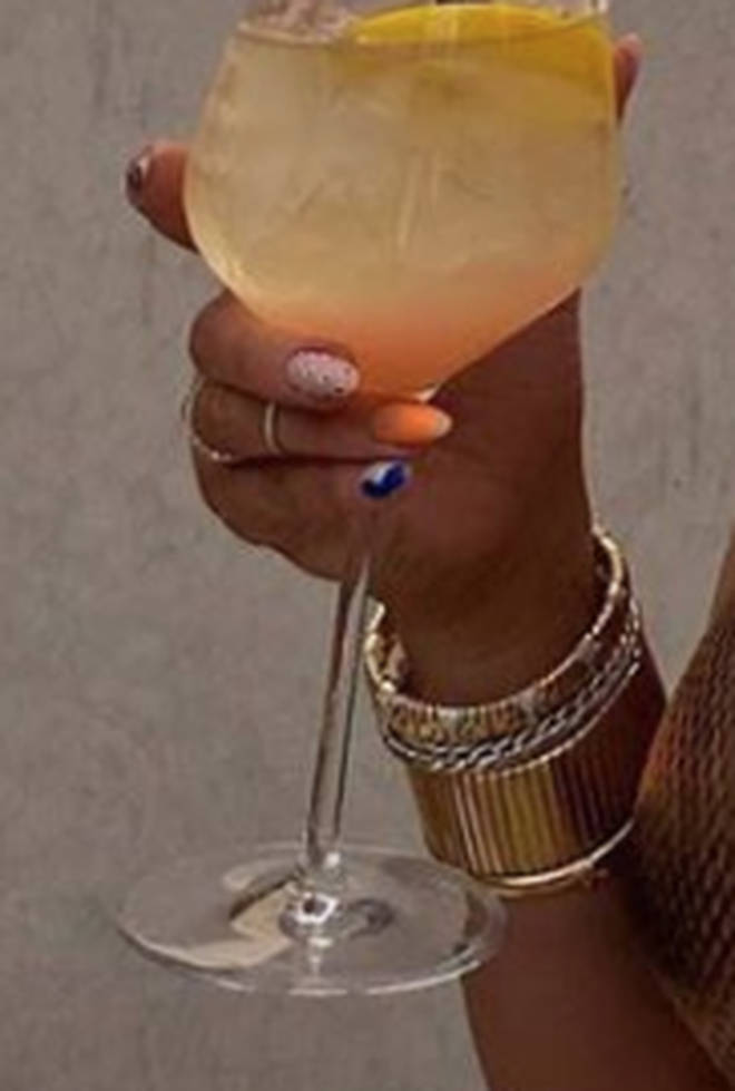 Bent wine stem on Kylie Jenner's photo