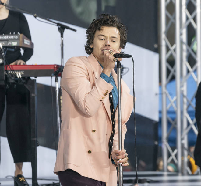 Harry Styles has apparently paid his core tour crew's salaries