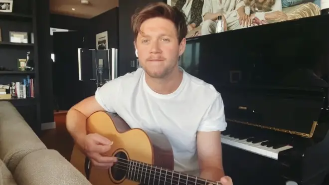 Niall of course has a huge piano in his home