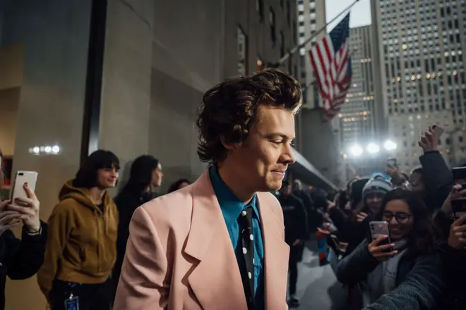 Harry Styles makes time to chat with fans when he's not working