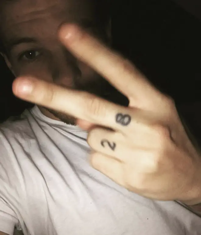 Louis Tomlinson has '28' tattooed across two fingers