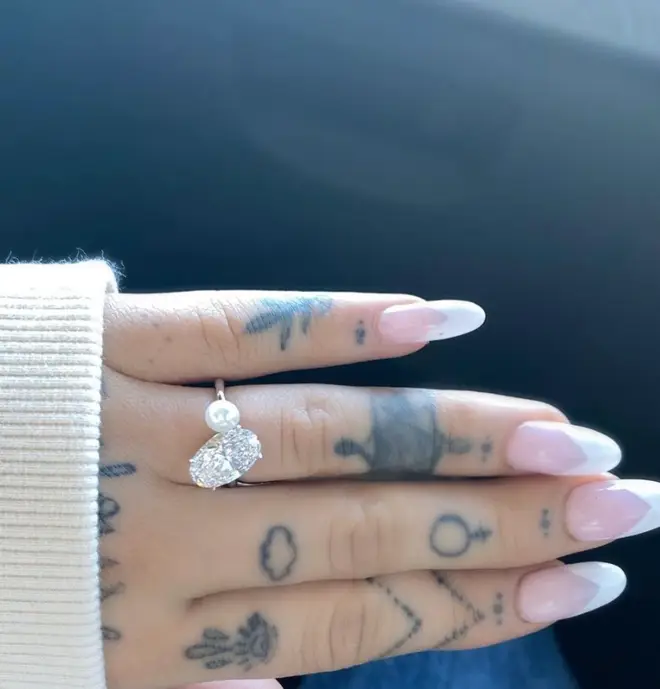 Ariana Grande's diamond ring has a stunning pearl alongside it