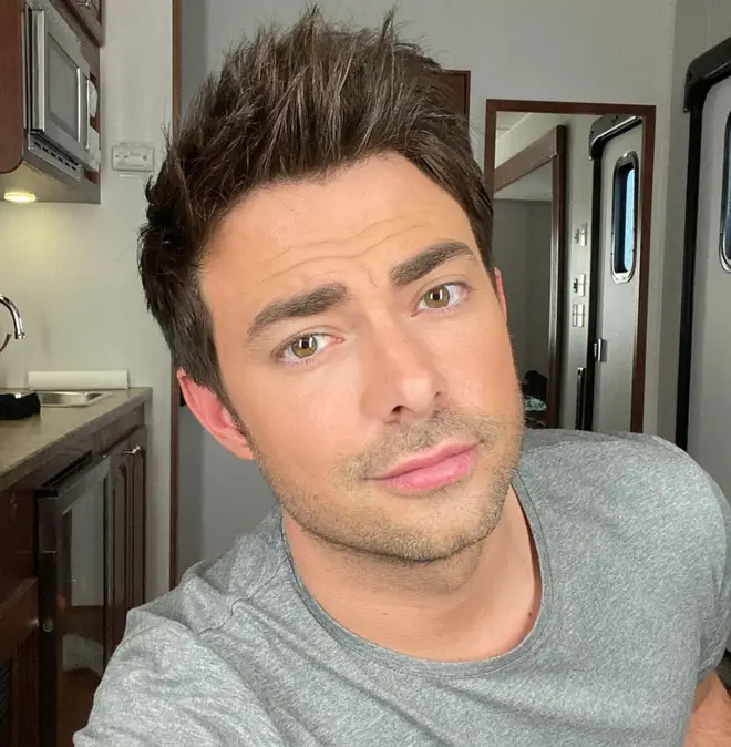 Jonathan Bennett played Aaron Samuels in Mean Girls.