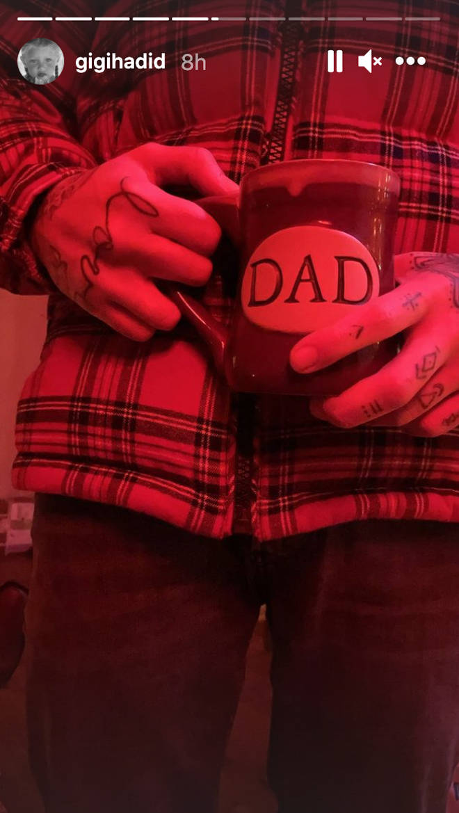 Zayn Malik showed off his 'Dad' mug.