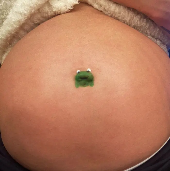 Halsey drew a frog on her baby bump.