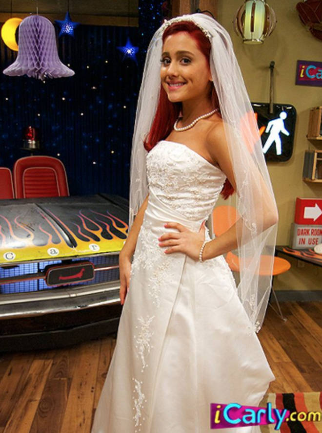 Fans have resurfaced iCarly's Ariana Grande wedding dress.