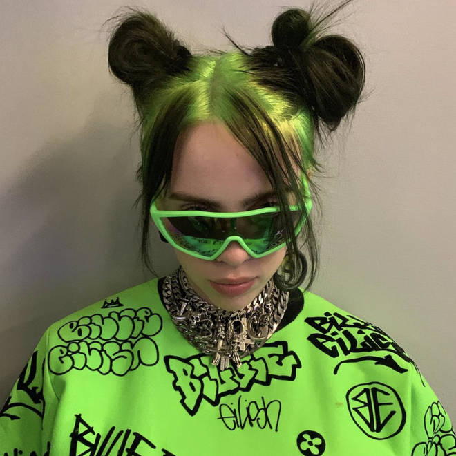 Billie Eilish é conhecida por seu cabelo ombre verde e preto