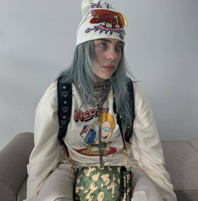 Billie Eilish tingiu brevemente o cabelo de azul