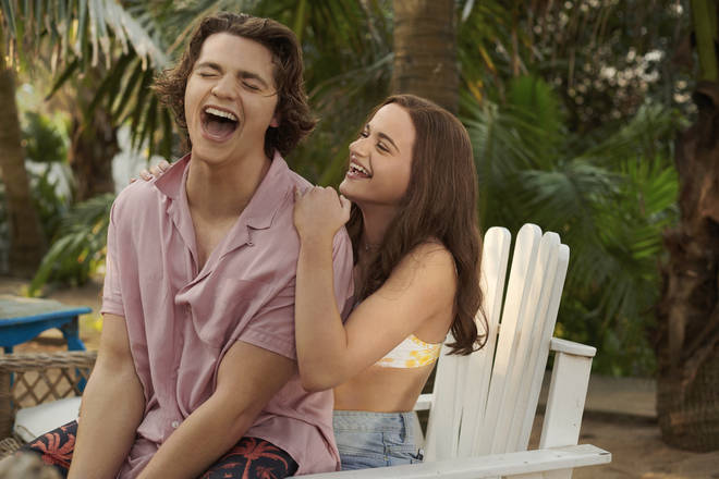 Elle (Joey King) and Lee (Joel Courtney) are BFFs in The Kissing Booth