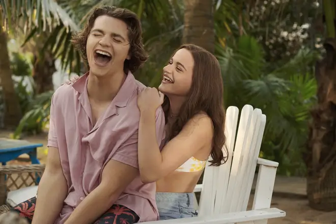 Elle (Joey King) and Lee (Joel Courtney) are BFFs in The Kissing Booth