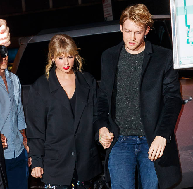 Taylor Swift está fazendo companhia ao namorado enquanto ele trabalha na Irlanda