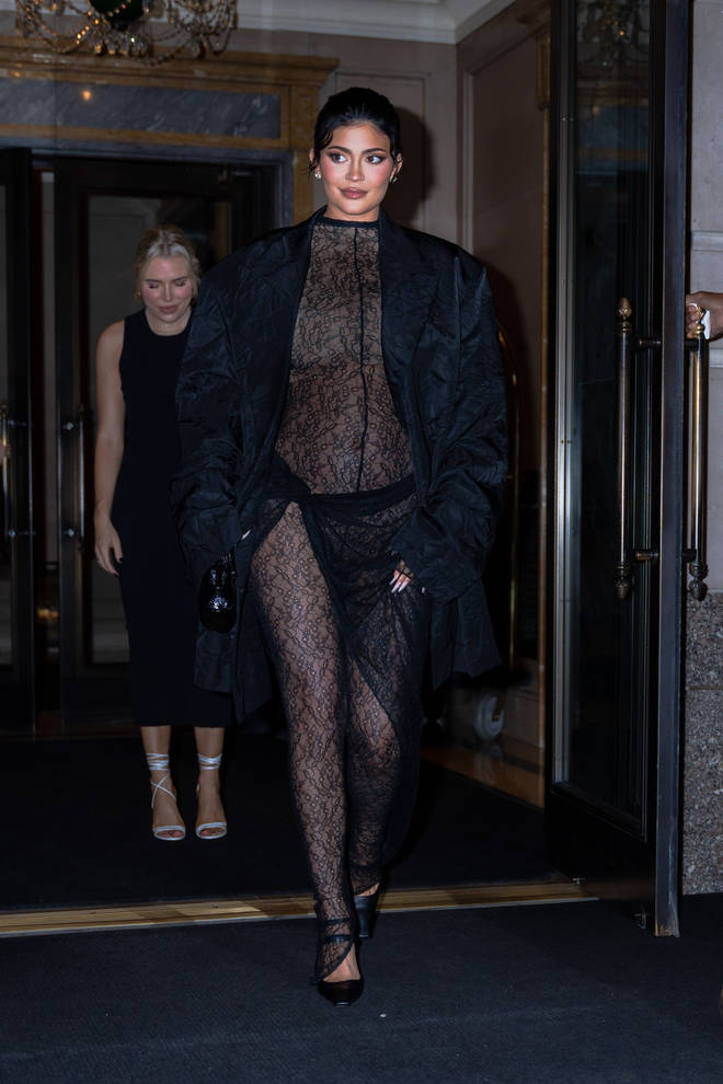 Kylie Jenner hid under a blanket when arriving in LA