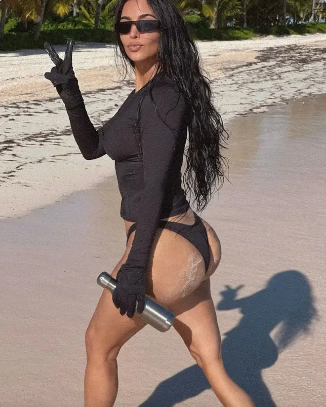 Kim Kardashian's leg seemed to be edited in the bottom right corner