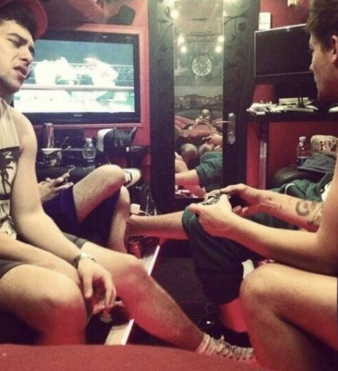 Louis Tomlinson playing his Playstation on the 1D tour bus
