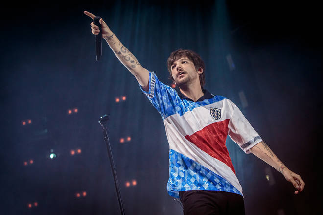 Louis Tomlinson fans are living for the One Direction sticker on the back of his tour bus