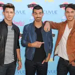 The Jonas Brothers have raised rumours that they're reuniting after they blacked out their social media