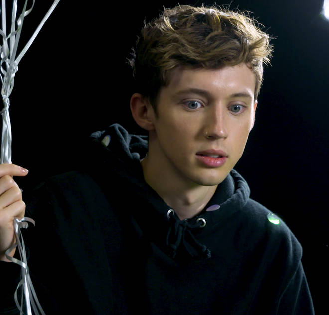 Troye Sivan takes on 'Quizface' with jimmy Hill