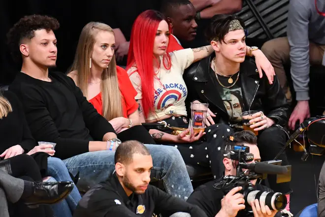 YUNGBLUD and Halsey watch the Los Angeles Lakers play basketball together.