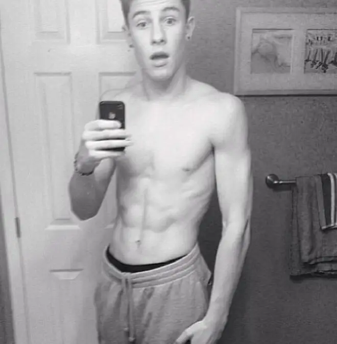 Shawn Mendes took this topless selfie in 2014