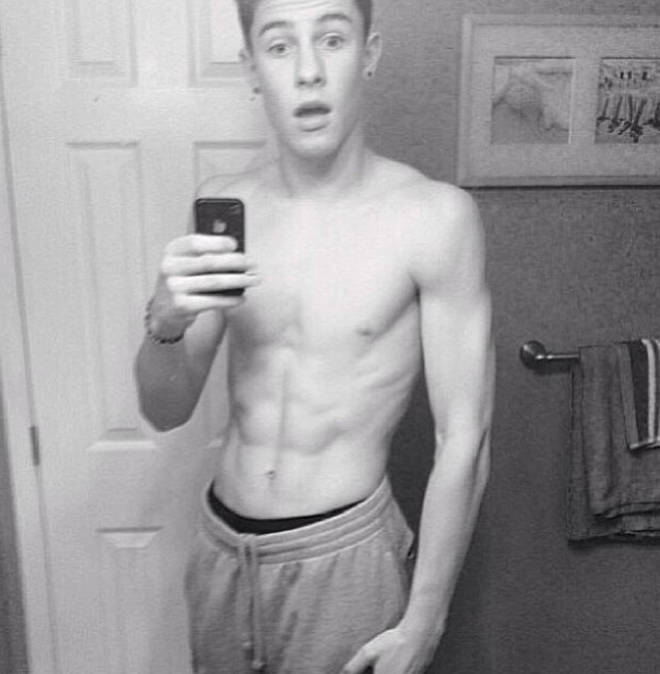Shawn Mendes took this topless selfie in 2014