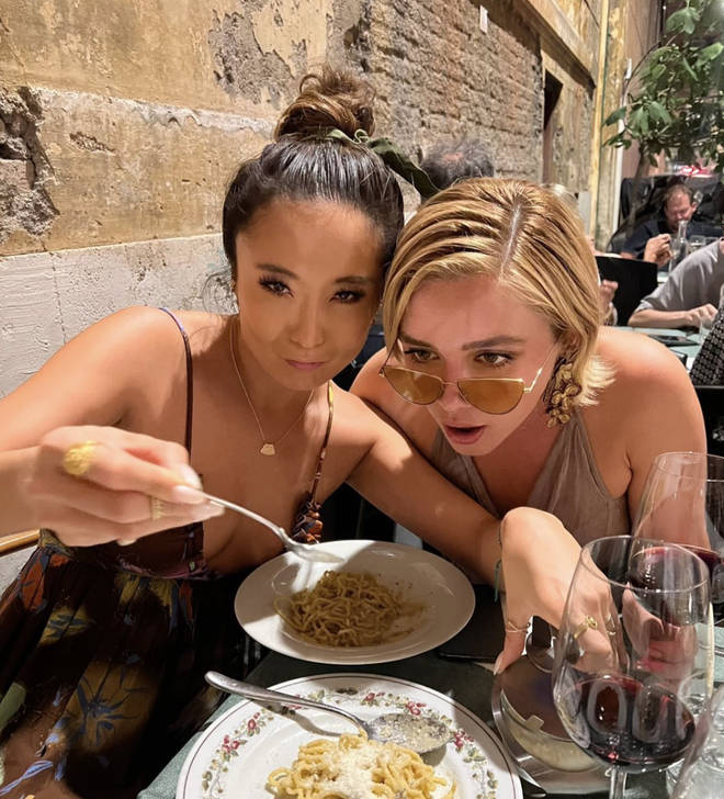 Ashley Park e Florence Pugh stanno vivendo la loro vita migliore a Roma