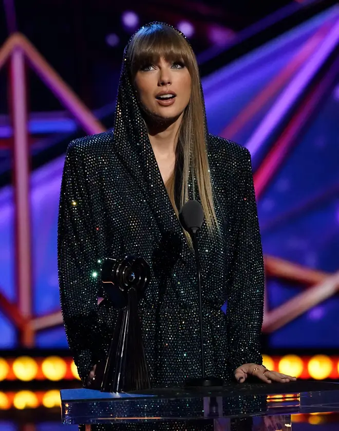 Taylor had a sparkly take on the trend