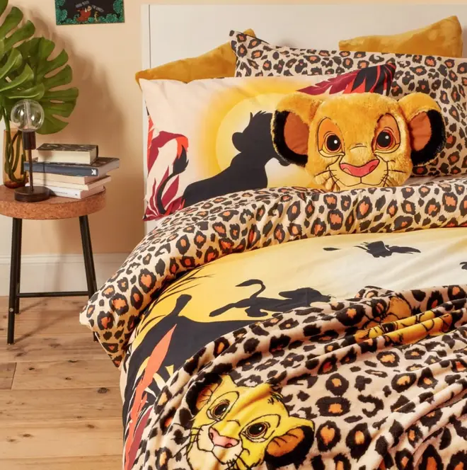 Lion King fans can even deck out the room with themed bedding