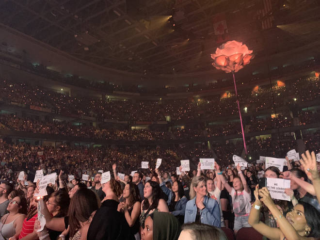 Shawn Mendes fans holding up banners during 'Youth'