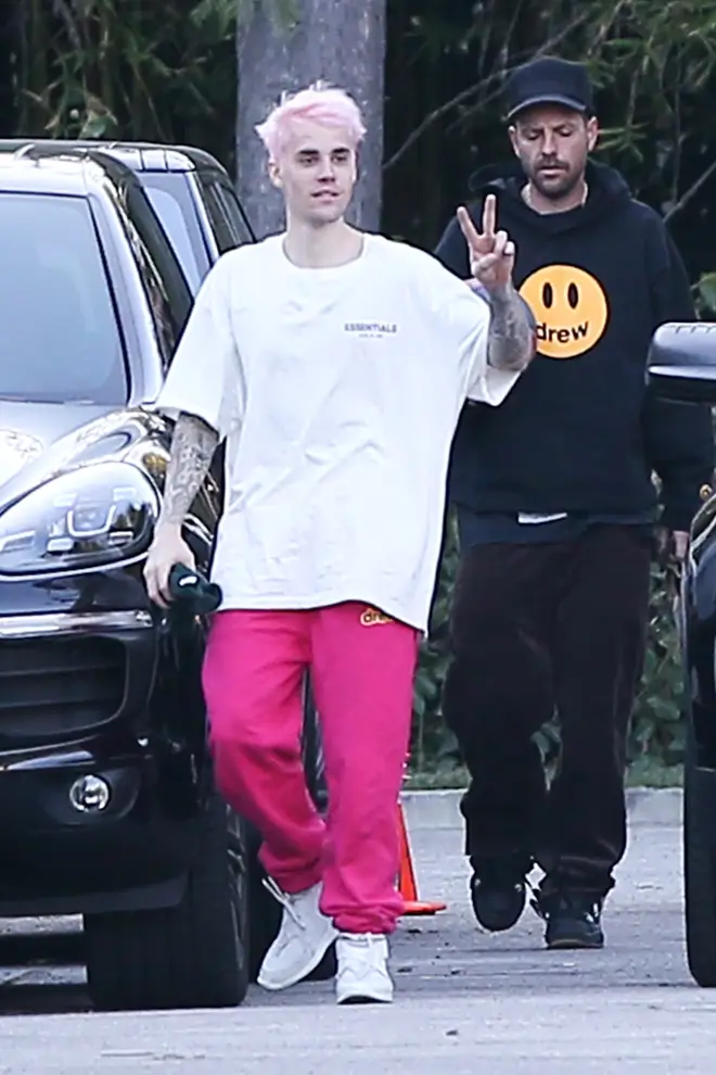 Justin Bieber dyes his hair pink